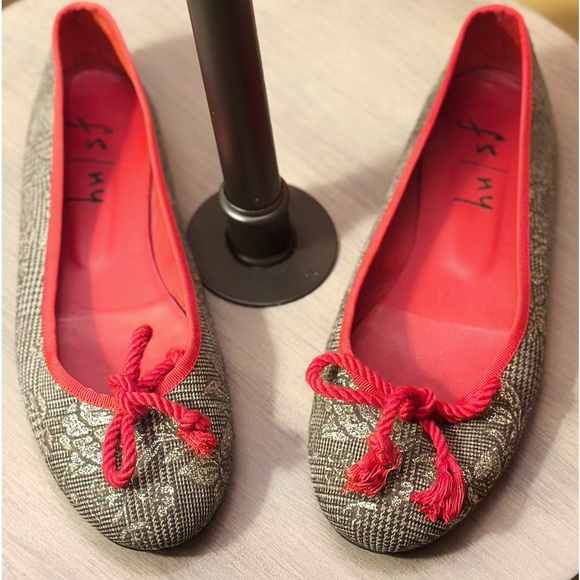 FS/NY DARK GREY SILVER BROCADE BALLET FLATS THICK RED LACE BOW 38 1/2 US 8 - Picture 1 of 5